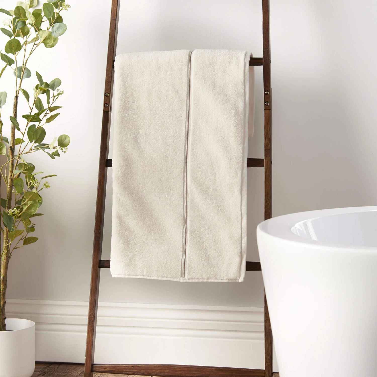Cream Satin Stitch Bath Towel 3 Cream Satin Stitch Bath Towel - Image 3