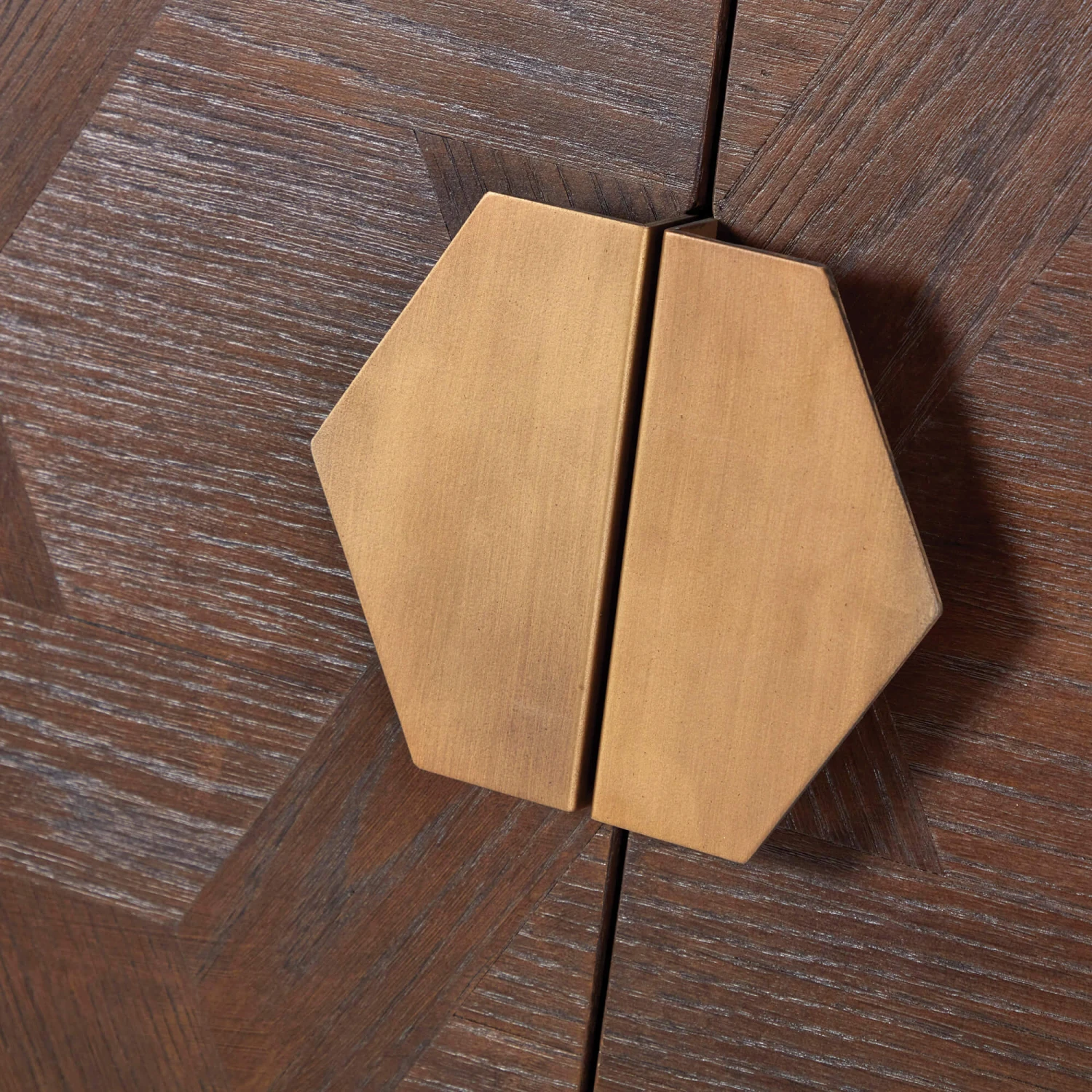 Olivia James Hemingway Mahogany Oak & Gold 2 Door Bar Cabinet 8 Olivia James Hemingway Mahogany Oak & Gold 2 Door Bar Cabinet - Image 8