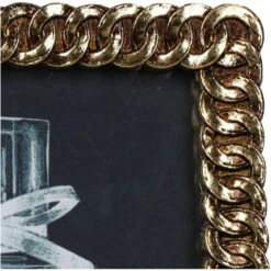 Gold Chain Photo Frame -Housingunits 3d56610a27c5c023d2a854c69c10dd87