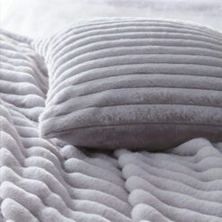 Morritz Grey Faux Fur Throw -Housingunits 862a429c5987ebd0662a92ab1767f307 1