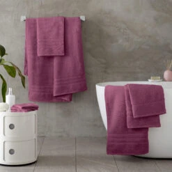 Zero Twist Raspberry Bath Towel -Housingunits e8ade9b4f824097cc62d6abf37abe01c